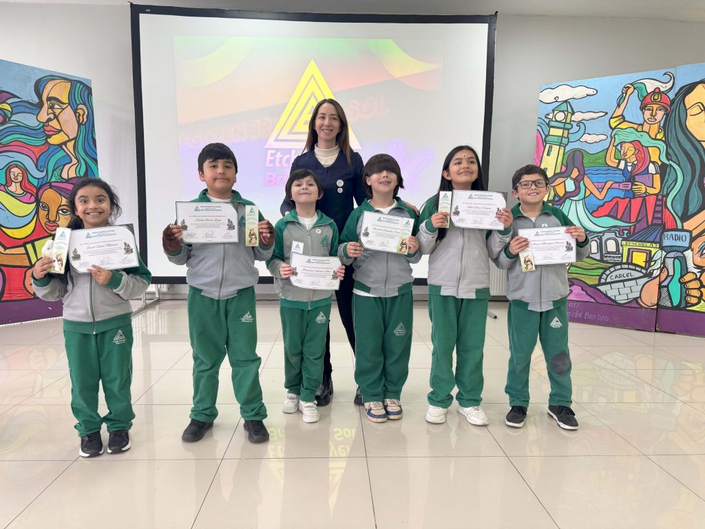 RECONOCIMIENTO A ESTUDIANTES EN CEREMONIA DEL PROGRAMA “LA HORA DEL LIBRE PENSADOR”