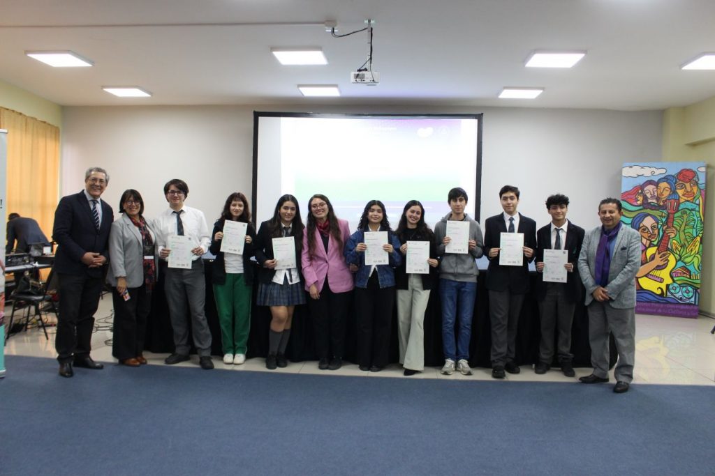 ESTUDIANTES RECIBEN CERTIFICACIONES INTERNACIONALES DE CAMBRIDGE ENGLISH
