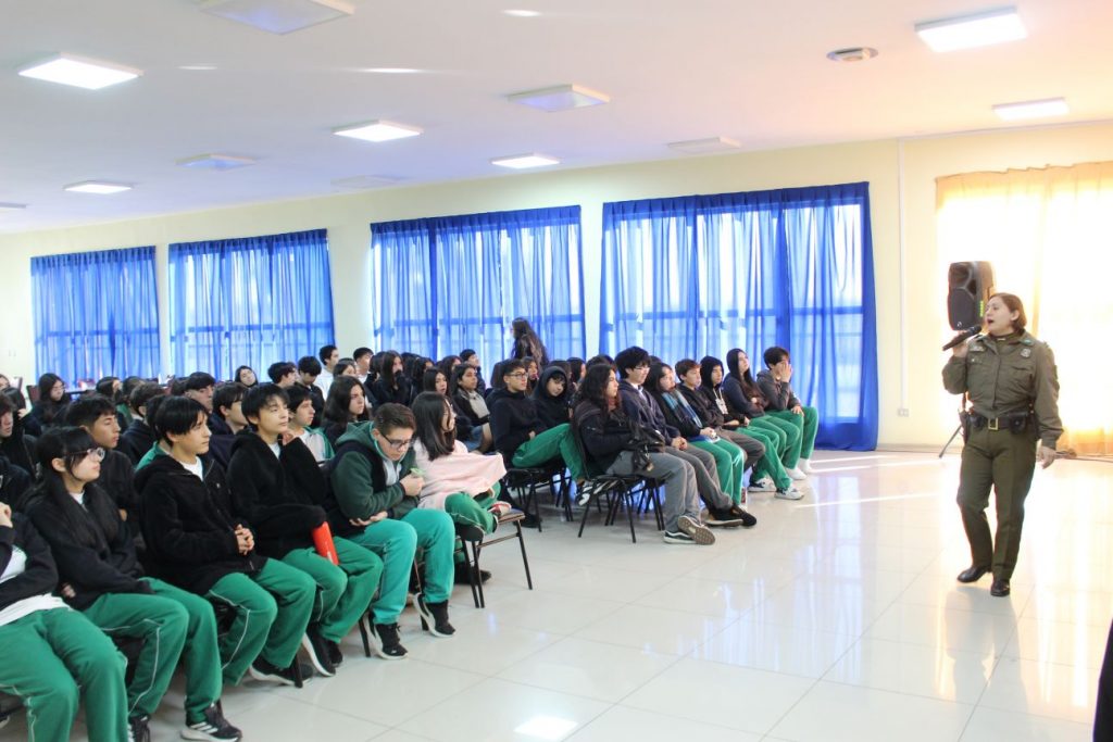 CARABINEROS REALIZÓ CHARLAS SOBRE RESPONSABILIDAD PENAL JUVENIL A ESTUDIANTES DE ENSEÑANZA MEDIA